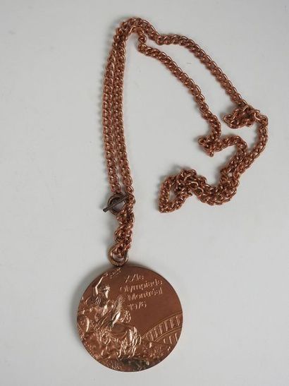 null MONTREAL
Médaille de vainqueur en bronze dans son étui (griffé) et sur son présentoir...