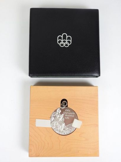 null MONTREAL
Silver Winner's Medal in its case (clawed) and on its maple wood display,...
