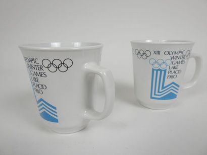 null Deux tasses en porcelaine avec logo officiel, anneaux et mention XIII° Jeux...