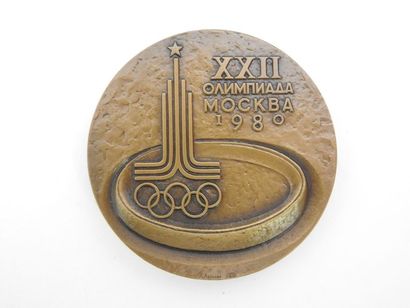 null Médaille officielle des participants vue du Kremlin et revers logo officiel,...