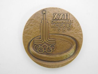 null Médaille officielle des participants vue du Kremlin et revers logo officiel,...