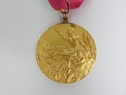 null LOS ANGELES
. Médaille de vainqueur en vermeil avec ruban et écrin (petite trace...