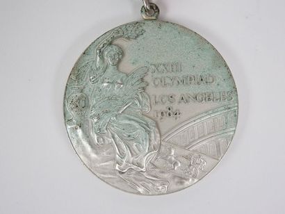 null LOS ANGELES
Médaille de vainqueur avec ruban et écrin. Argent. Rare
D 6 cm