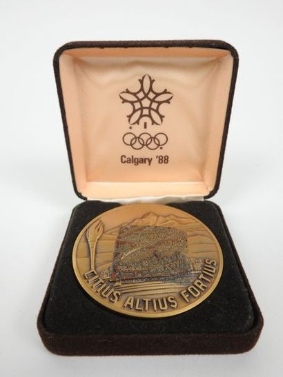 null CALGARY
Médaille officielle de participant dans son écrin. Avers: 15° olympic...