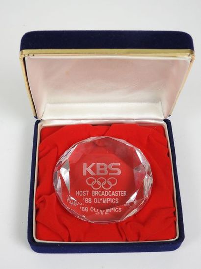 null Presse papier rond offert par KBS, host broadcaster 88 olympics, verre transparent...