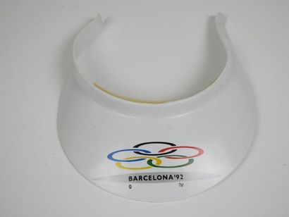 null BARCELONE: Visière en plastique blanc avec anneaux olympiques en mention Barcelone...