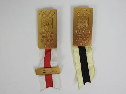 null 1977, 79° session du CIO Prague, badge en méral doré avec anneaux et armes de...
