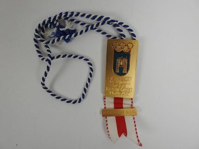 null 1979, 81° session du CIO, MONTEVIDEO URUGUAY, badge doré, armes de Montevideo...