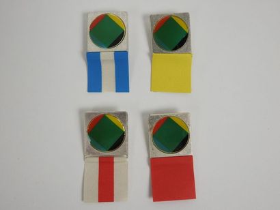 null 6 badges d'accréditations petit format carré argenté avec logo carré vert (broche...