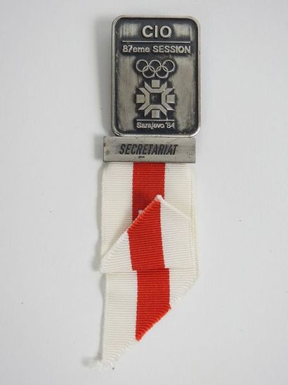 null 1984, 87° session du CIO à Sarajevo, badge en métal argenté, anneaux et logo...