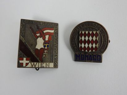 null 1947-1950. Championnats d'Europe de natation, 2 badges en métal émaillé: a)...