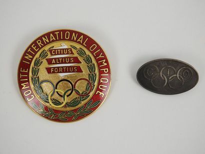 null 2 pièces: broche ovale en métal argenté avec anneaux et lettres cio, 1920; broche...
