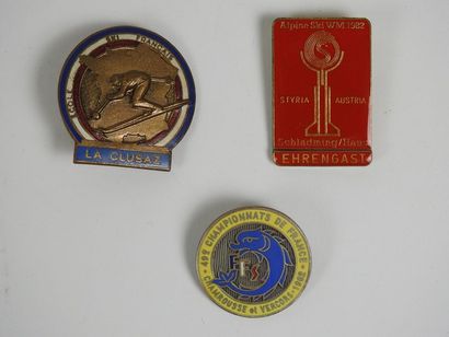null 1960, 62, Ensemble de 3 badges importants: a) Ecole de ski Français, La Clusaz,...