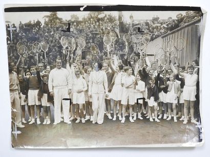 null Lenglen (1899-1938). Superbe photo de "la divine" fêtée à Roland-Garros par...