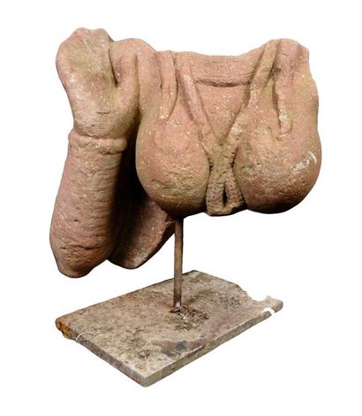 INDE Fragment de sculpture en grès représentant le buste d'une femme
60 x 51 cm
Accidents...
