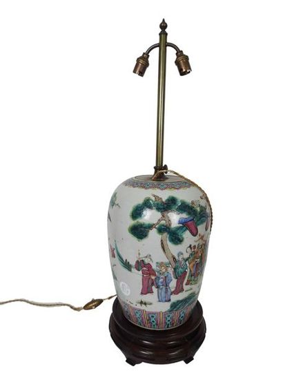 CHINE Vase en porcelaine de la famille rose à décor d'objets de lettres
XIX° siècle
H...