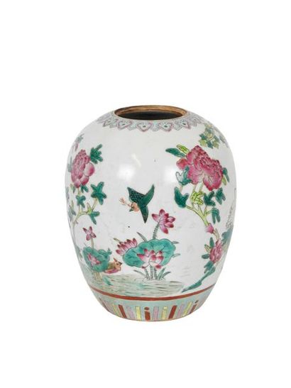 CHINE Pot à gingembre en porcelaine et émaux de la famille rose à décors d'oiseaux...