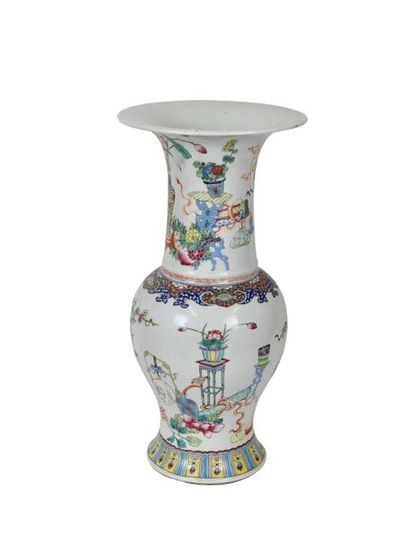 CHINE Vase à large col évasé en porcelaine et émaux de rose à décor de vases dans...