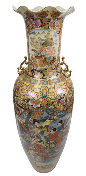 CHINE Grand vase en porcelaine à décor polychrome représentant une scène de palais.
H...