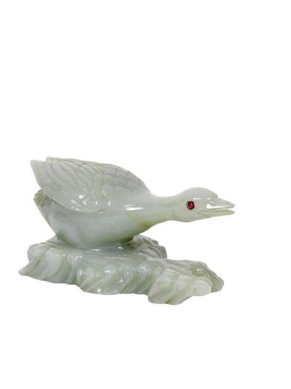 CHINE Sujet en jade vert représentant l'envol d'un canard, ses yeux étant traités...