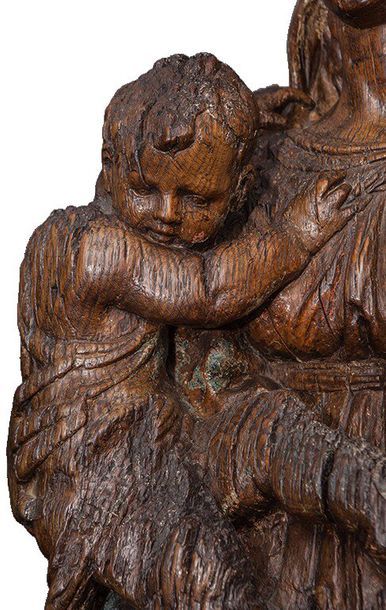 null Flandres
Vierge à l'Enfant en bois naturel patiné elle tient dans ses bras l'enfant...