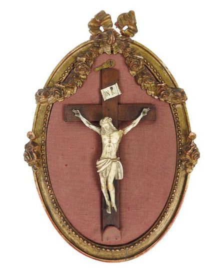null Christ en ivoire dans un cadre en bois stuqué
H 18,5 cm (le tout)