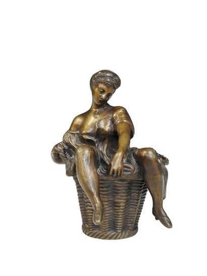 null Tabatière-Curiosa
Bronze érotique représentant une femme assise dans une panière,...