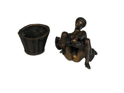 null Tabatière-Curiosa
Bronze érotique représentant une femme assise dans une panière,...