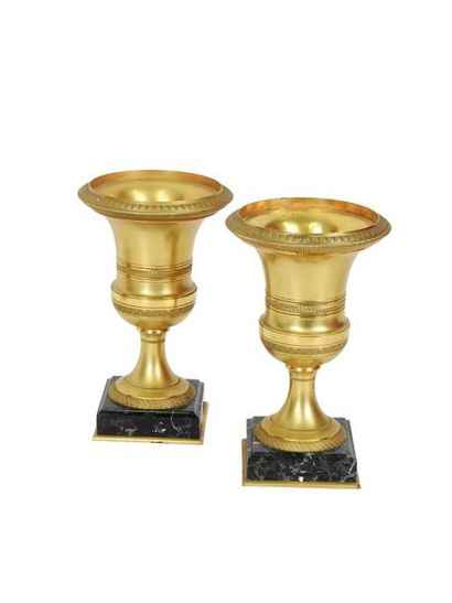 null Paire de vases, centres de table de forme Médicis en bronze doré ciselé à décors...