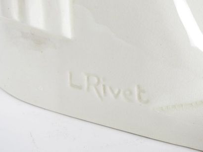 L. RIVET Baigneuse assise
Sujet en porcelaine craquelée signé
H 45 cm