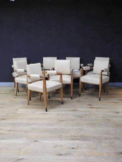 ANNÉES 50 Salle à manger en bois naturel et bois de placage composée de huit fauteuils...