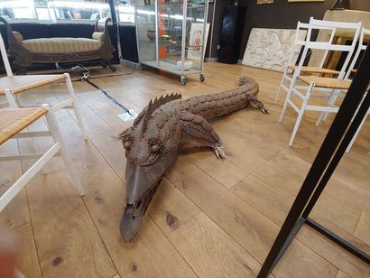 null Une reproduction artistique en fer d'un crocodile
L 300 cm environ