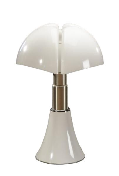 Gae AULENTI (née en 1927) 
Lampe modèle «Pipistrello» en métal laqué blanc, réflecteur...