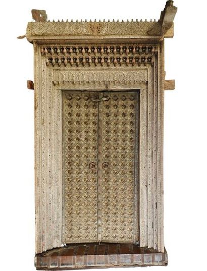 INDE 
Importante porte à corniche de Temple ou de Palais en bois doublé de métal...