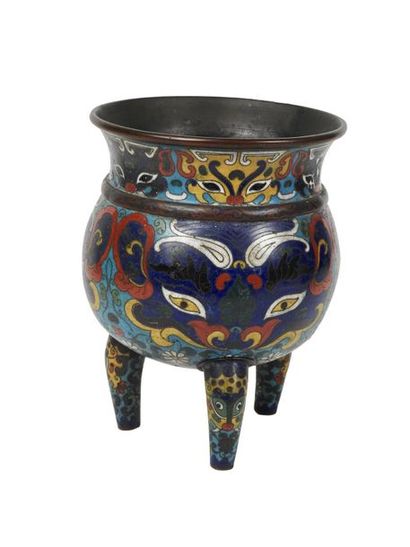 CHINE 
Vase tripode en forme de brasero à encens orné de masques Tao Tie
Cloisonné...