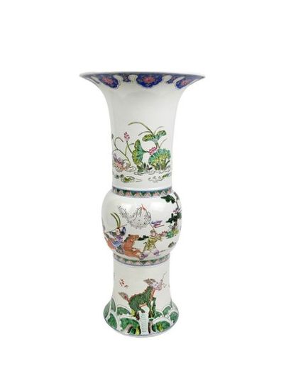 CHINE 
Grand vase en porcelaine et émaux de la famille verte à col évasé à décor...