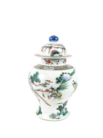 CHINE 
Vase en porcelaine de la famille verte à décor polychrome sur la panse de...