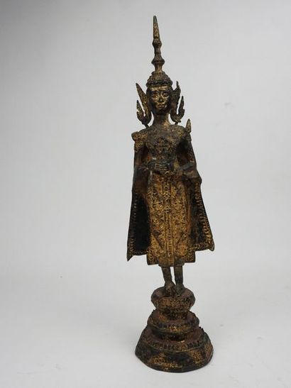 null Thailande
Bouddha en bronze laqué doré représenté debout tenant un bol dans...