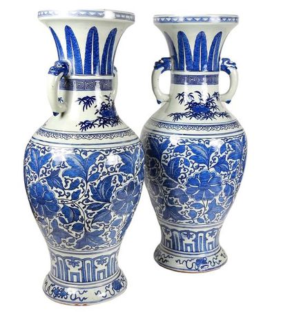 CHINE 
Paire de grands vases à anses en porcelaine bleu et blanc à décor feuillagé...