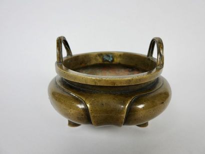 CHINE 
Brûle parfum tripode en bronze polylobé à deux anses
Marque Xuan De au revers
H...