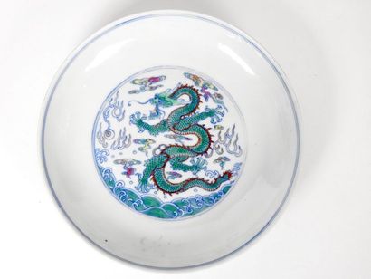CHINE 
Assiette en porcelaine et émaux polychromes à décor en médaillon central et...