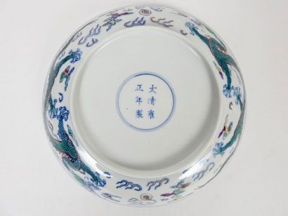 CHINE 
Assiette en porcelaine et émaux polychromes à décor en médaillon central et...