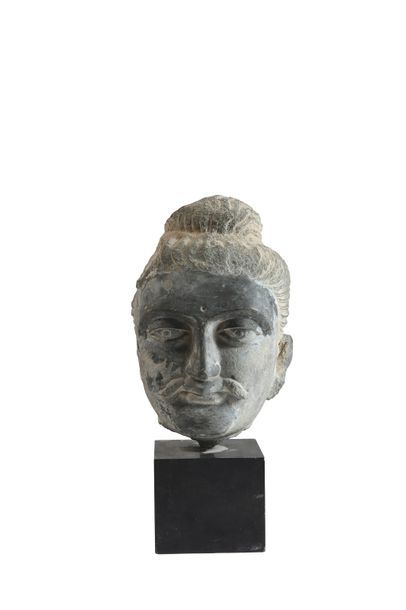 Gandhara, Style 
Tête d'homme au chignon et moustache
H 30 cm sans le socle