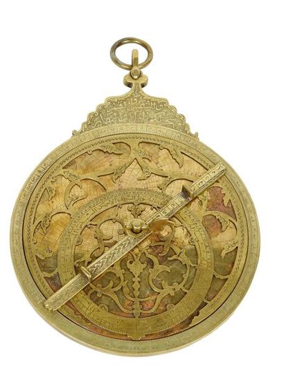 null Astrolabe en laiton gravé à décor double face
Période islamique
Diam 25 cm