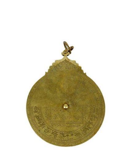 null Astrolabe en laiton gravé à décor double face
Période islamique
Diam 25 cm