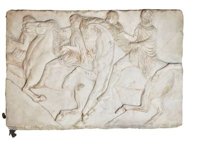 null Haut relief en marbre sculpté d'une scène de cavaliers à l'instar des frises...