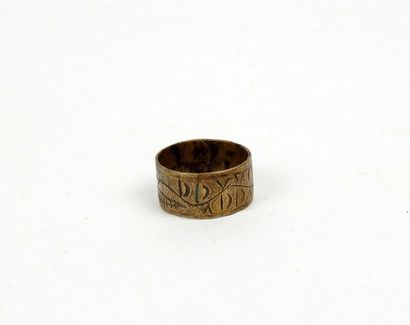 null Ring decorated with a mysterious frieze or a pseudo legend

Bronze Internal...