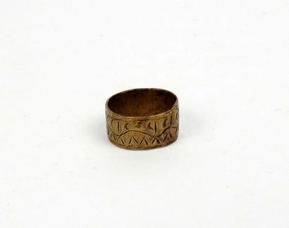 null Ring decorated with a mysterious frieze or a pseudo legend

Bronze Internal...