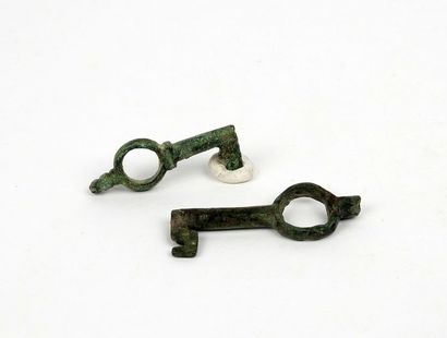 null Set of 2 rotating bronze wrenches

4.5 and 5.3 cm

Roman or later period