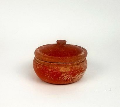 Pretty pot with its sigillated button lid

Red...